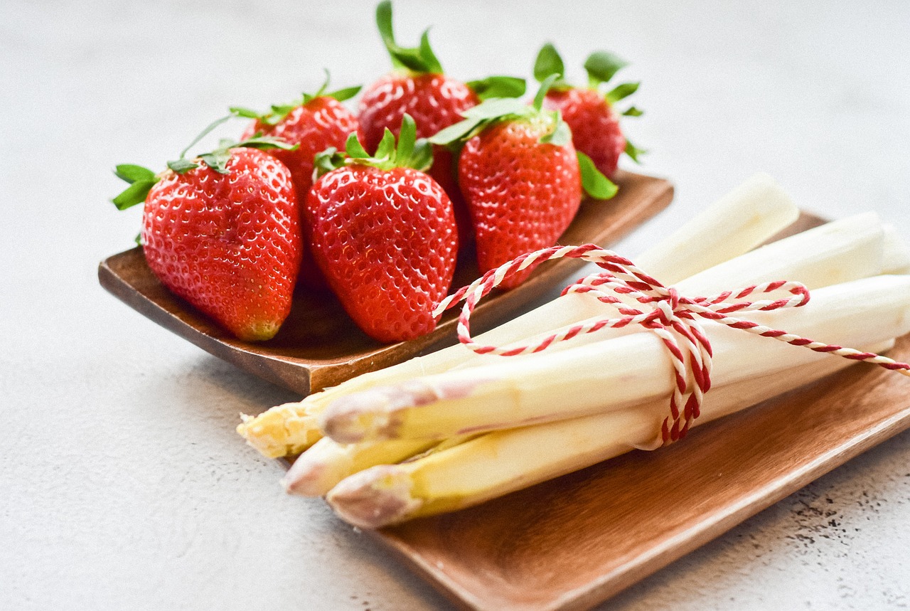 strawberries, white asparagus, food-6108520.jpg