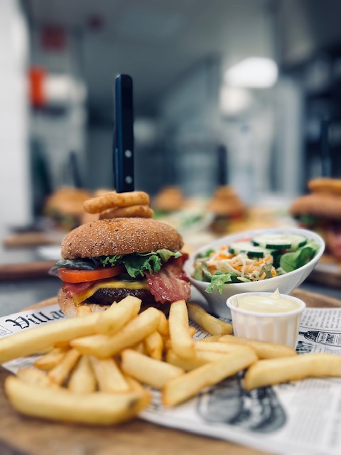 Hamburger met friet en salade