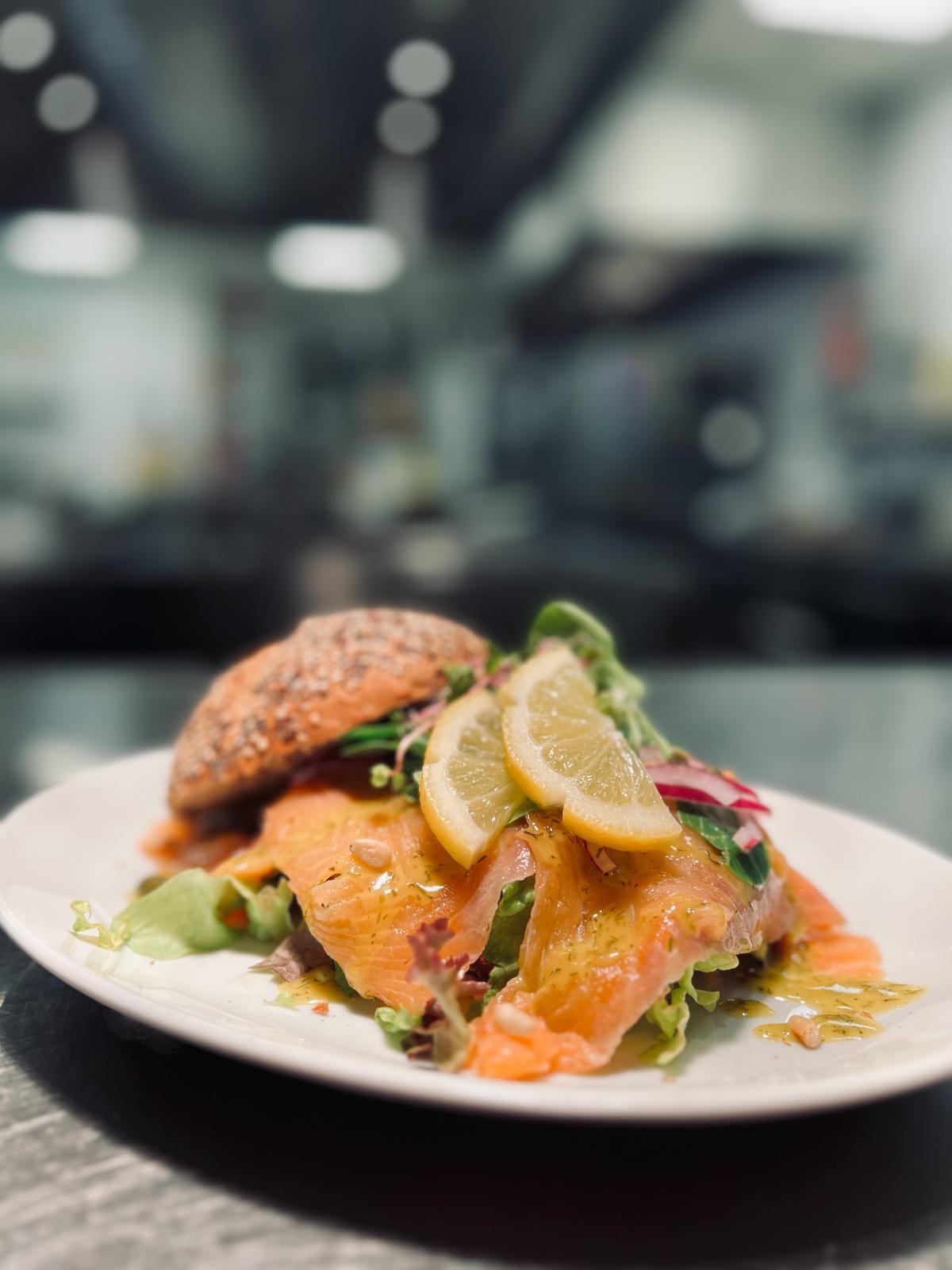 Bruin broodje gerookte zalm